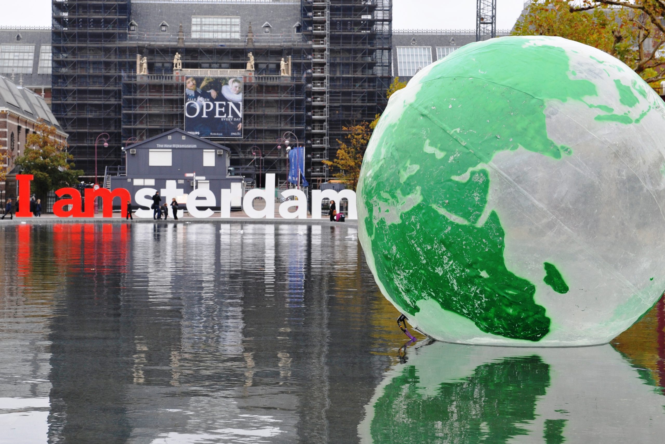 Pelmel uitsterven beweging globe-ballon-amsterdam-Flickr-Jos-van-Zetten - SDG Nederland