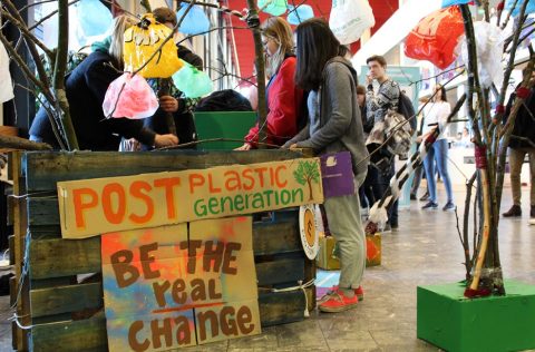 Plasticbomen, ECO coins en een oud-premier