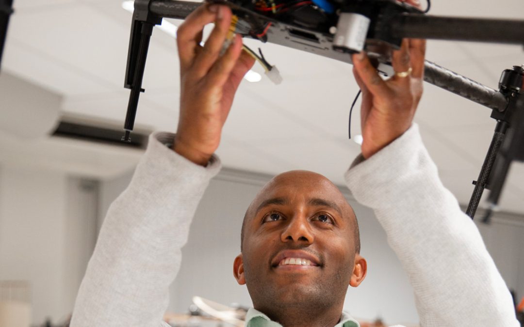 Robotdokter Abaje stuurt zijn ‘vliegend beest’ naar mensen in nood