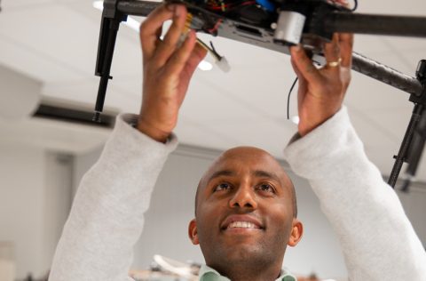 Robotdokter Abaje stuurt zijn ‘vliegend beest’ naar mensen in nood